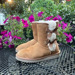 Koolaburra By Ugg Decorative Fur & Bows Sheepskin Fur Lined Slip On Suede Boots!